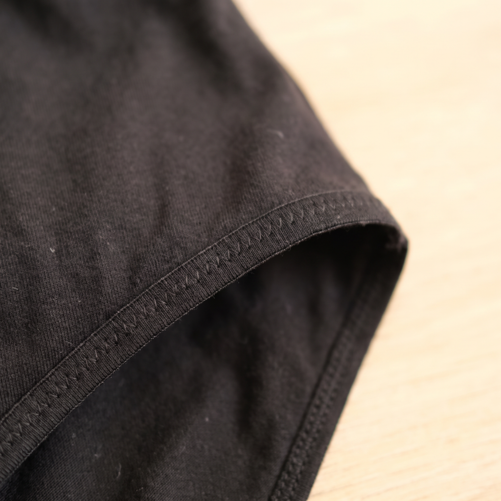 Détail des coutures de la culotte anti-frottement noire en coton