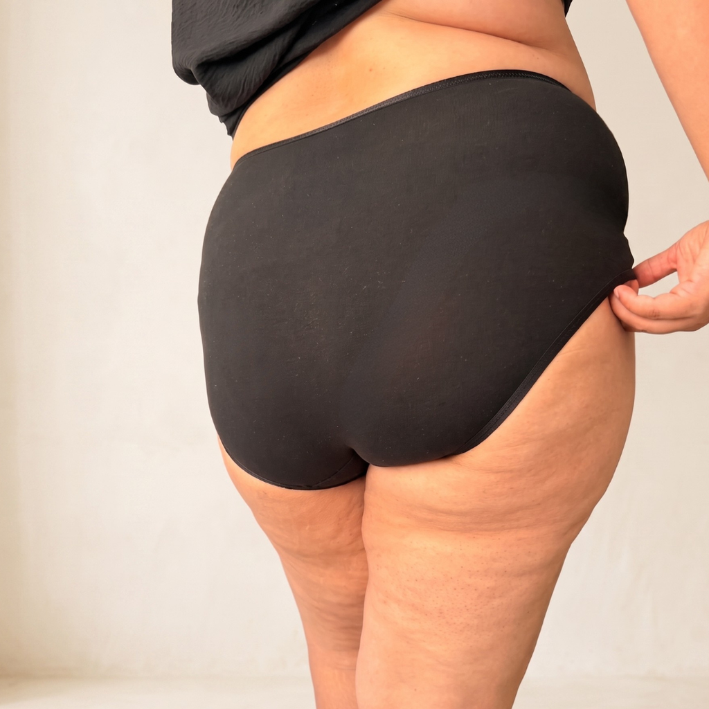 Culotte anti-frottement noire portée vue de dos sur un corps grande taille